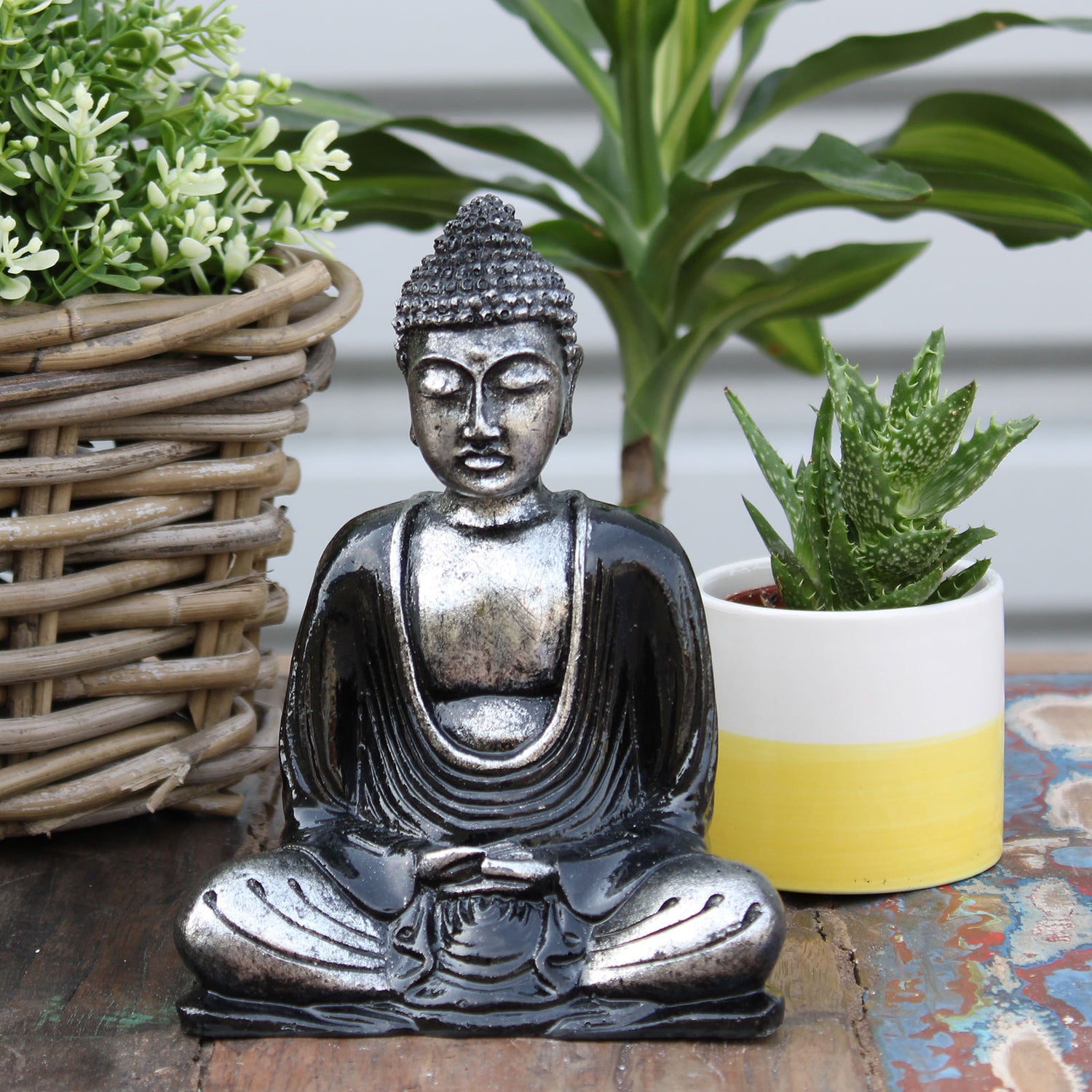 Statua Buddha Grigia e Nera