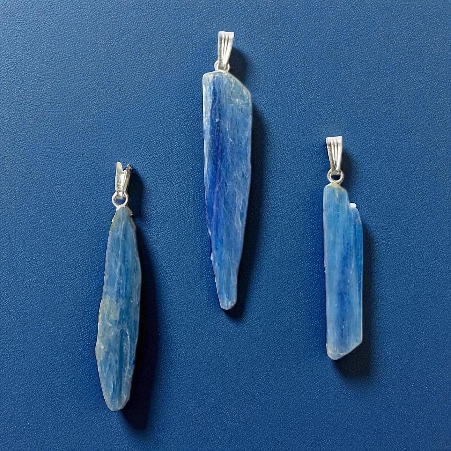 Ciondolo in Cianite Blu Grezza | Favorisce la Comunicazione - Chiarezza Mentale - Intuizione