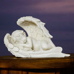 Cherubino Addormentato con Ali Lunghe – Statua Elegante in Resina