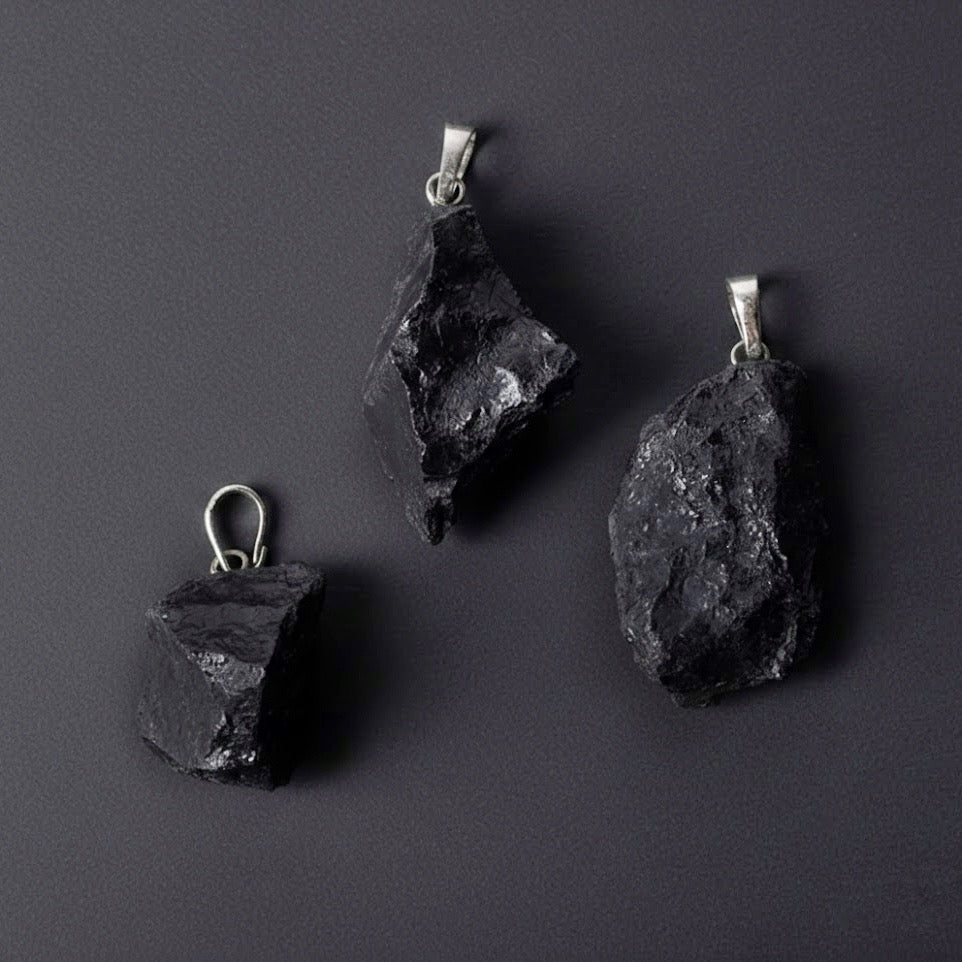 Ciondolo con Shungite Grezza | Radicamento & Stabilità - Protezione - Supporto al Benessere